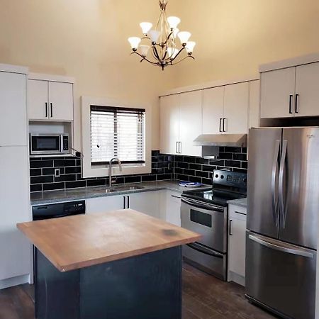 Calgary-Banff House Close Lrt&Dt&Free Parking Apartment Luaran gambar